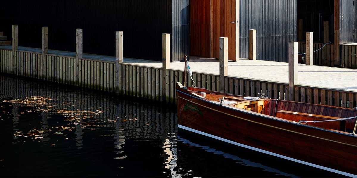 Beautiful boats and steamers, on the wat...